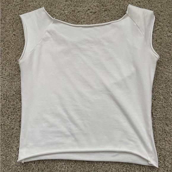 Basic white top! - Picture 4 of 4
